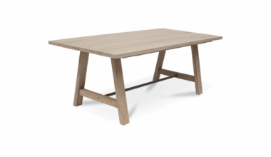 medinis valgomojo stalas